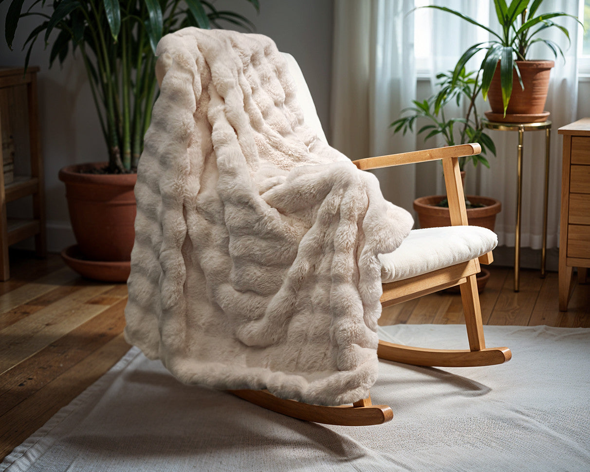 Primaviera Deluxe Pom Rabbit Fur plaid Zand