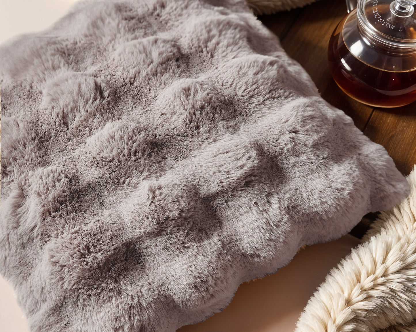 Primaviera Deluxe Pom Rabbit Fur sierkussen Taupe/Rose