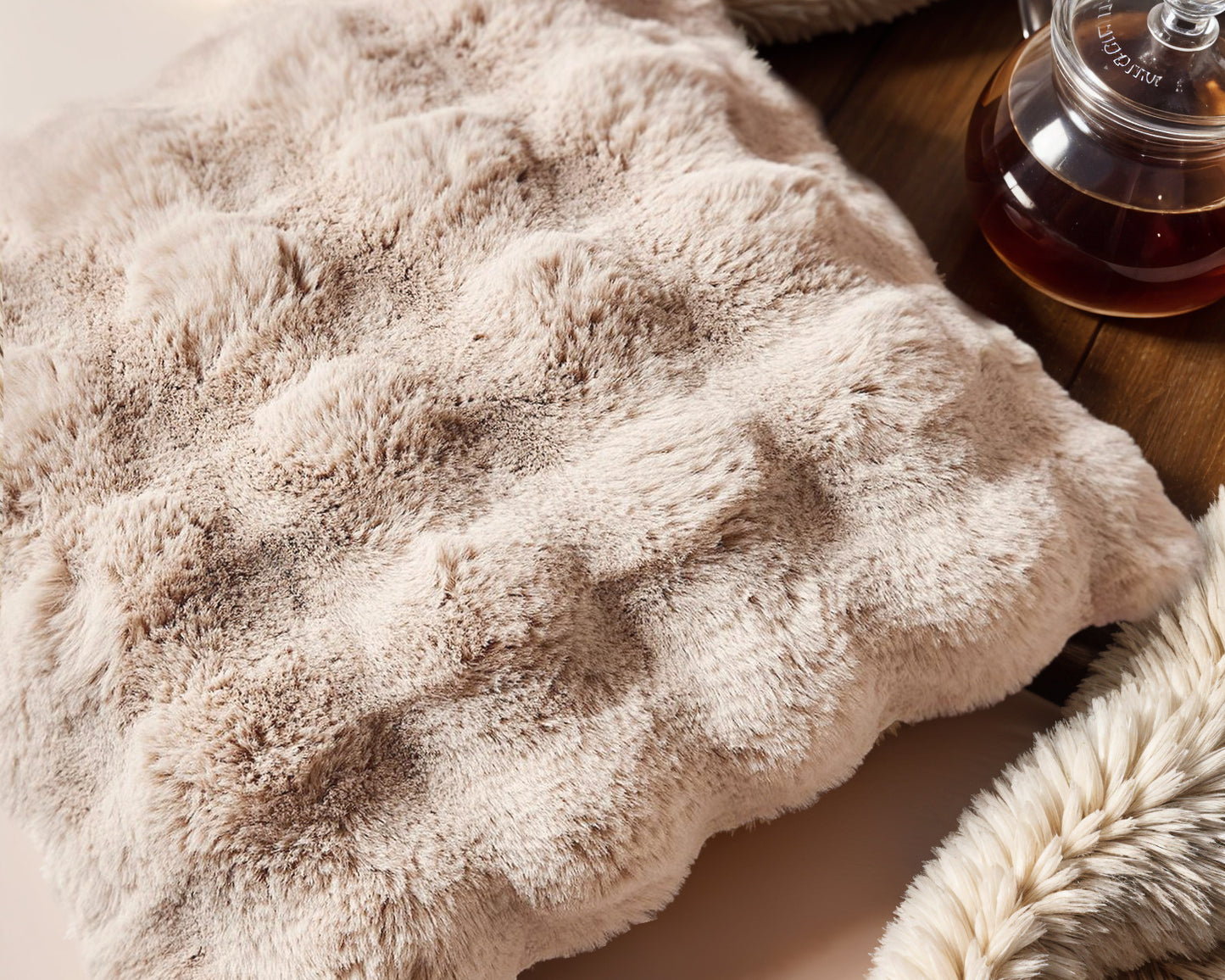 Primaviera Deluxe Pom Rabbit Fur sierkussen Zand